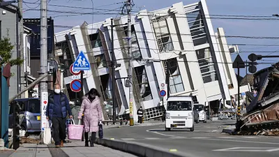 2024年1月2日,日本石川縣輪島市一棟建築物在強震後倒塌。(美聯社)