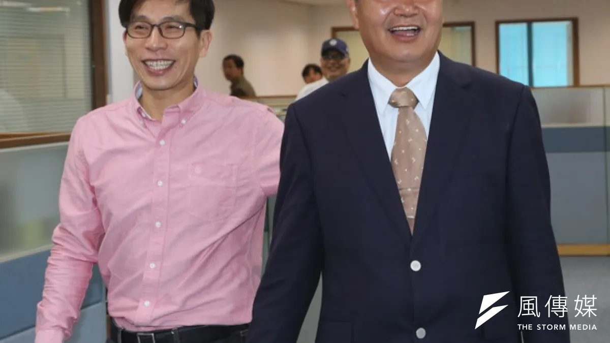 民進黨前立委李文忠(右)今日隨同立委柯建銘、蔡其昌等人,到台中培德醫院探望前總統陳水扁。