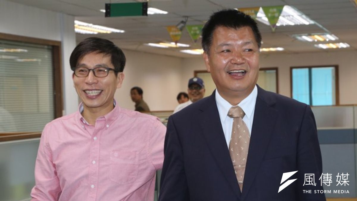 民進黨前立委李文忠(右)今日隨同立委柯建銘、蔡其昌等人,到台中培德醫院探望前總統陳水扁。 民進黨前立委李文忠(右)今日隨同立委柯建銘、蔡其昌等人,到台中培德醫院探望前總統陳水扁。