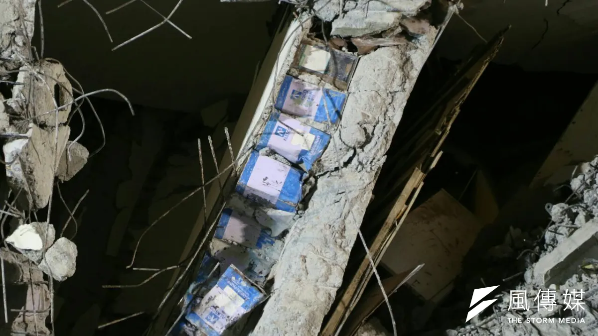 南台灣大地震,台南市多幢建築物倒塌,梁柱中的沙拉油桶引發疑慮。(陳明仁攝)