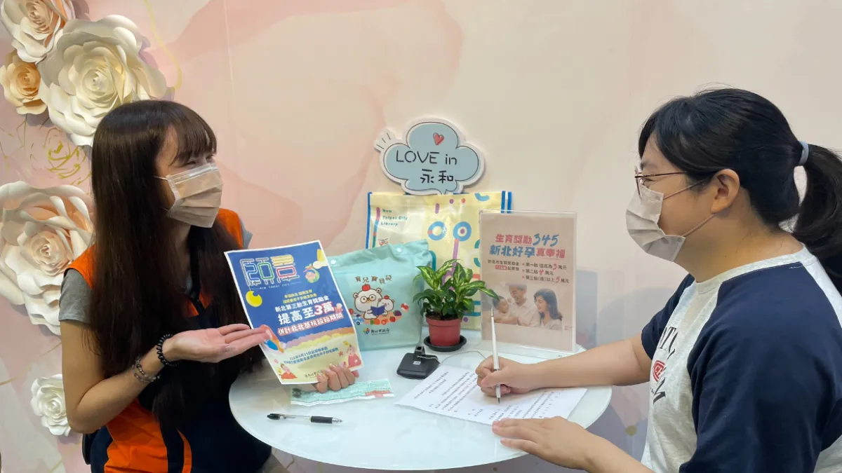 為給予迎接新生命的家庭更多支持與溫暖,新北市全面提升補助金額為第一名3萬元、第二名4萬元、第三名(含)以上5萬元。(圖/新北市民政局提供)