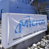 狄驤氏は、米マイクロンがDDR4の大幅増産を発表し、バージニア工場の生産能力を4倍に引き上げると指摘した。(写真/AP通信) 狄驤氏は、米マイクロンがDDR4の大幅増産を発表し、バージニア工場の生産能力を4倍に引き上げると指摘した。(写真/AP通信)