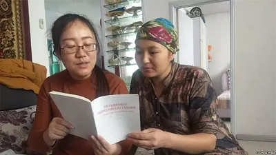 和維吾爾「親戚」學習19大報告。(美國之音)