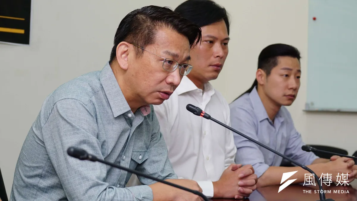新通過的《國民體育法》中遭批護航協會舊勢力,時代力量立委徐永明(左)與黃國昌(中)相當不滿體育署長林德福的解釋,要求林下台。(資料照,盧逸峰攝)
