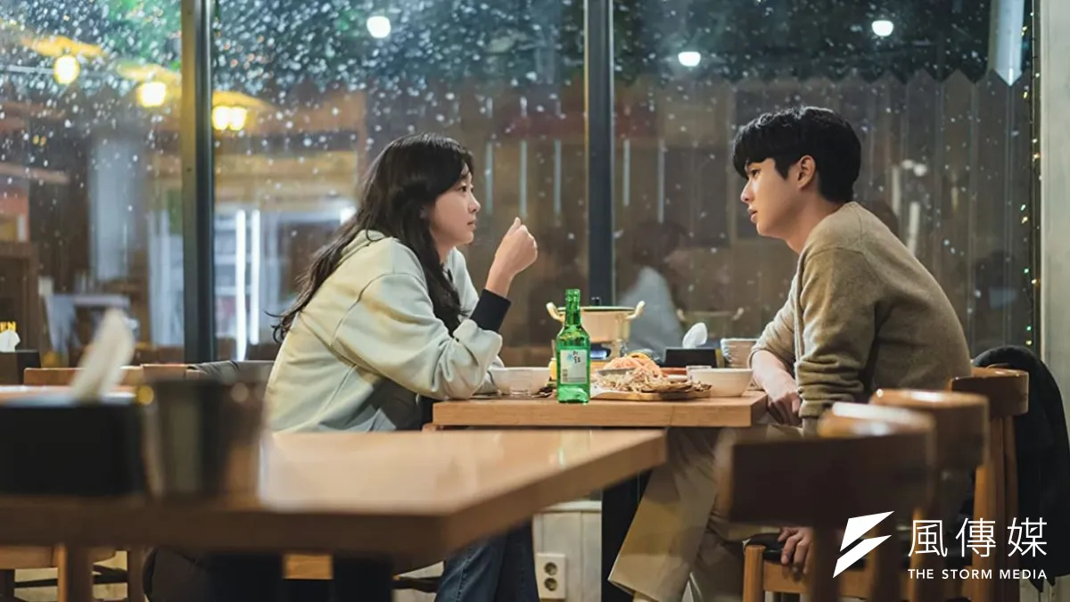 Netflix《那年,我們的夏天》將初戀的感情描繪得細膩寫實。(圖/取自IMDb官網)