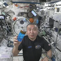 若田光一氏が無重力状態での水渦実験を行う様子(写真提供:JAXA) 若田光一氏が無重力状態での水渦実験を行う様子(写真提供:JAXA)