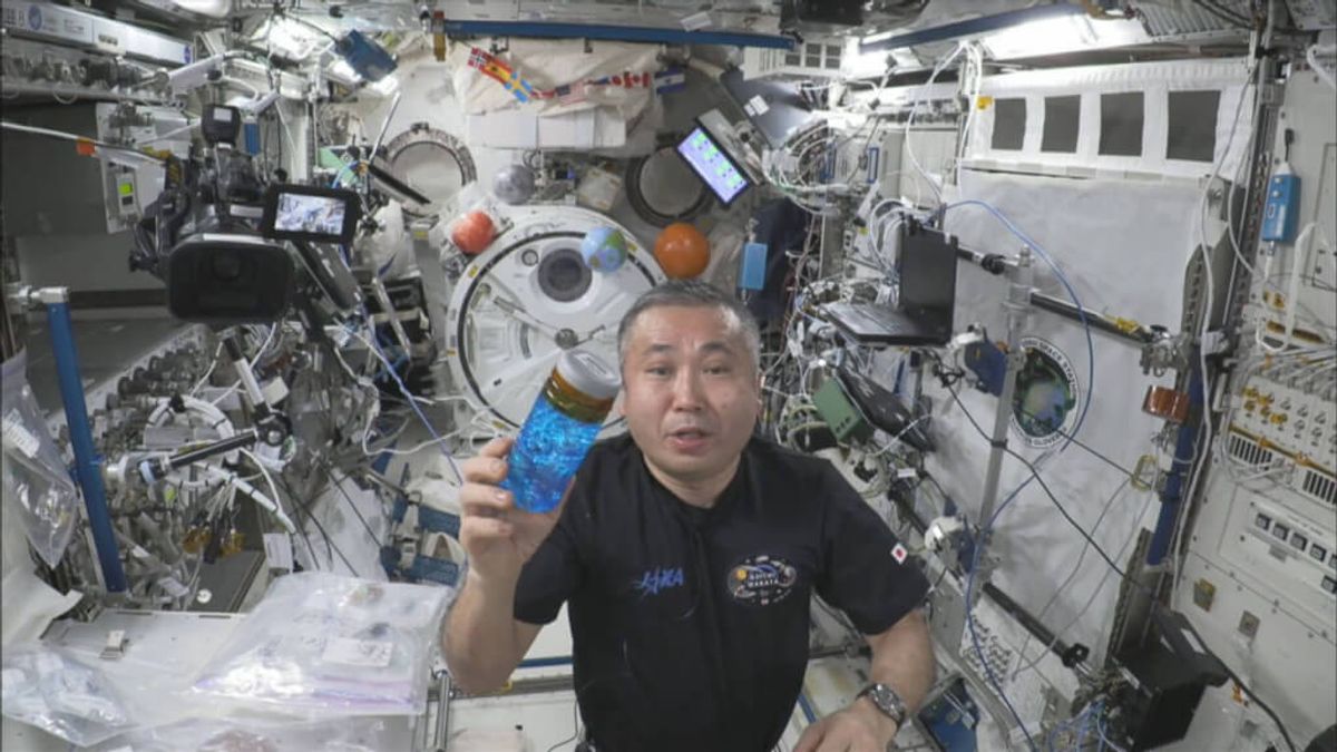 若田光一進行「零重力條件下的水渦」實驗。(Photo credit: JAXA) 若田光一進行「零重力條件下的水渦」實驗。(Photo credit: JAXA)