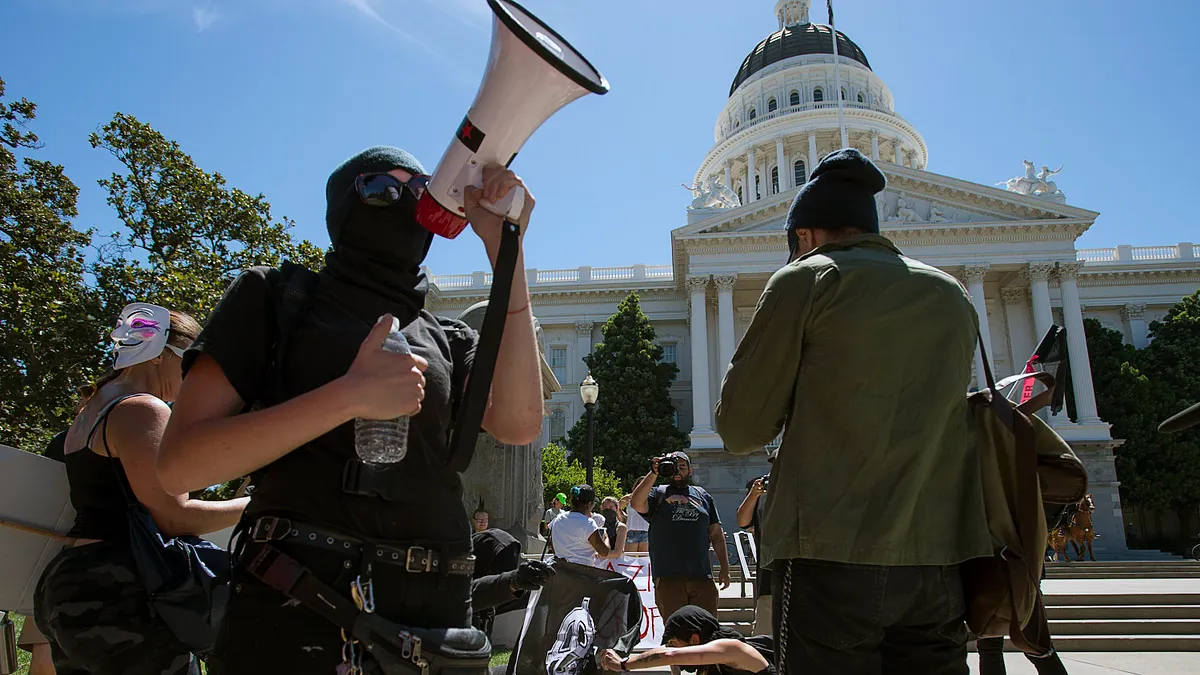 「沙加緬度反法西斯行動」(ANTIFA Sacramento)的成員在加州州議會外高呼反法西斯口號。(美聯社)
