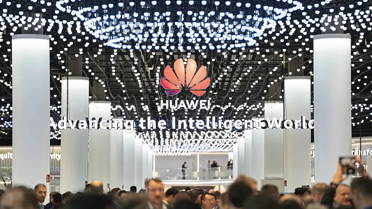 2024年2月26日,巴塞隆納2024年世界行動通訊大會的華為攤位。(美聯社) 2024年2月26日,巴塞隆納2024年世界行動通訊大會的華為攤位。(美聯社)