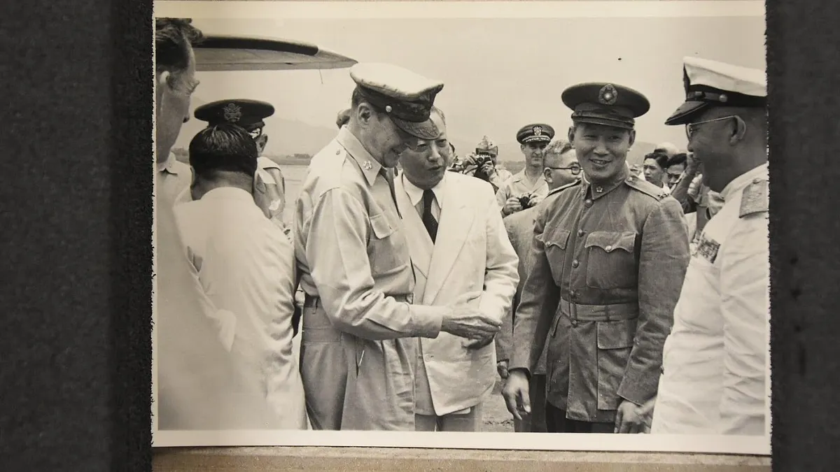 麥克阿瑟將軍1950年訪問台灣,與吳國楨、孫立人以及桂永清合影。(胡佛研究所,作者提供)。