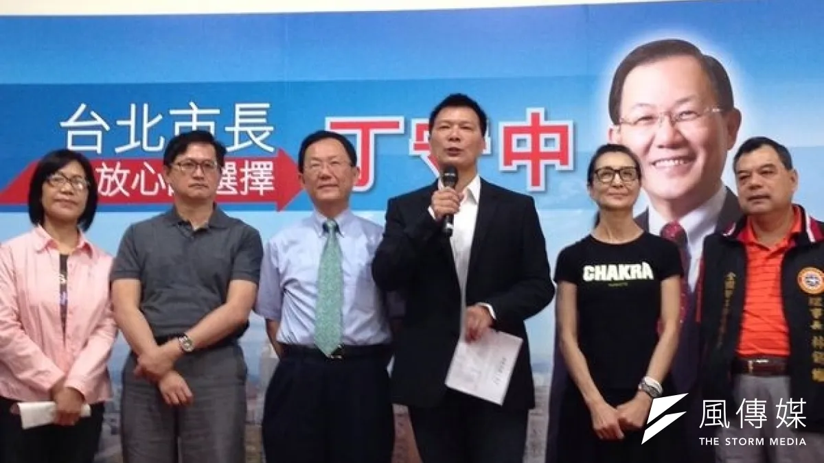 被視為金溥聰人馬的作家蔡詩萍(右三)出面,挺丁守中角逐國民黨台北市長提名初選。(羅暐智攝)
