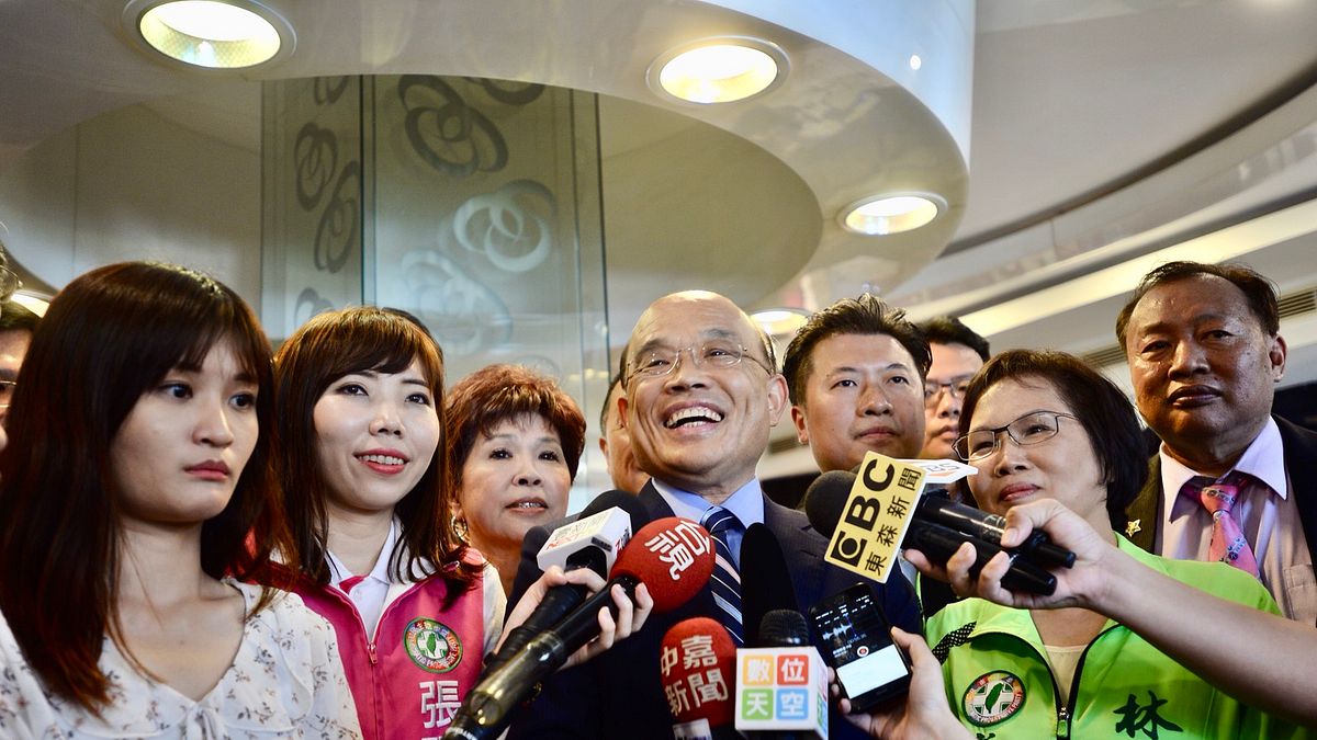 民進黨新北市長參選人蘇貞昌(中)說,國民黨占位置、黨產,民進黨打開民主大門。(蘇貞昌辦公室提供) 民進黨新北市長參選人蘇貞昌(中)說,國民黨占位置、黨產,民進黨打開民主大門。(蘇貞昌辦公室提供)