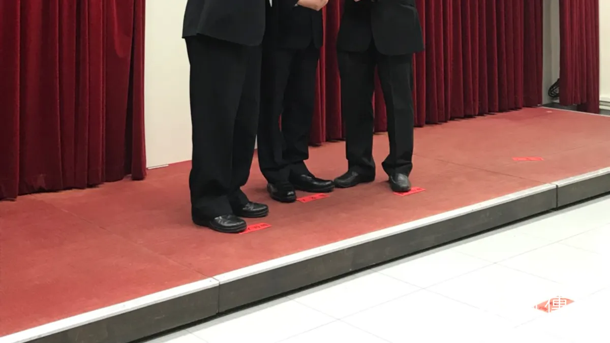 環保署1日舉行交接典禮,由原環境督察隊總隊長吳盛忠接任空氣品質保護及噪音管制處處長。左起為:新任環保署主秘蔡鴻德、署長李應元、新任空保處處長吳盛忠。(廖羿雯攝) 環保署1日舉行交接典禮,由原環境督察隊總隊長吳盛忠接任空氣品質保護及噪音管制處處長。左起為:新任環保署主秘蔡鴻德、署長李應元、新任空保處處長吳盛忠。(廖羿雯攝)