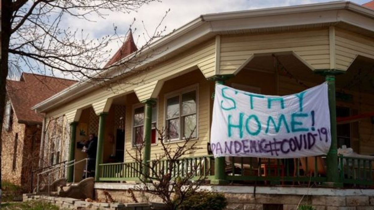印第安納州一戶人家掛出標語:待在家裏!(BBC中文網) 印第安納州一戶人家掛出標語:待在家裏!(BBC中文網)