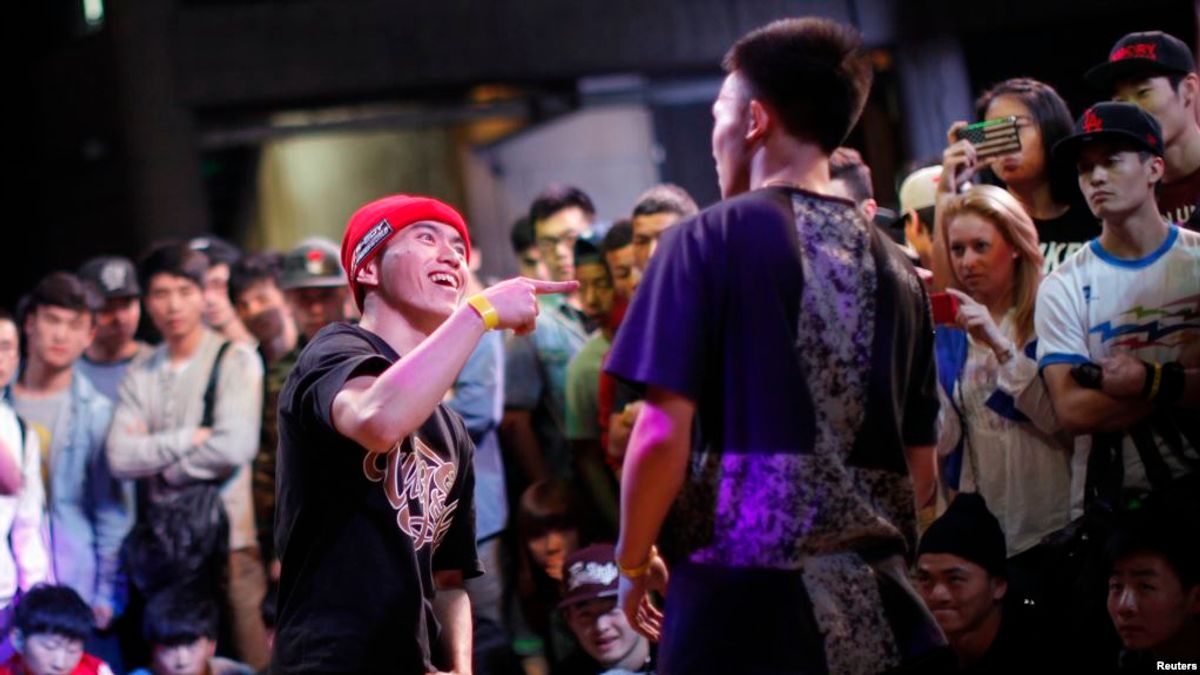 在2013年上海B-BOY霹靂舞比賽中,一位舞者表演。這項年度性比賽被認為是中國最重要的嘻哈音樂節,來自世界各地的舞蹈隊參加。(美國之音) 在2013年上海B-BOY霹靂舞比賽中,一位舞者表演。這項年度性比賽被認為是中國最重要的嘻哈音樂節,來自世界各地的舞蹈隊參加。(美國之音)