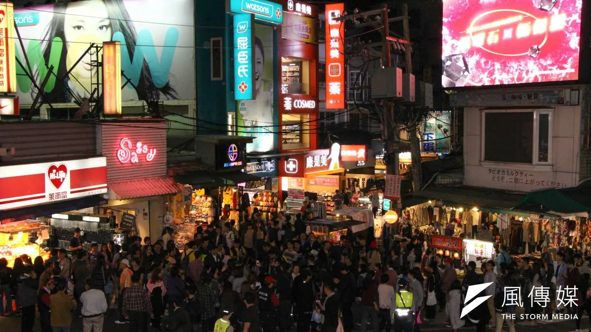 夜市人生的上半場活得精彩,但進入歐巴桑的人生下半場,在海水退去後,才知道薄紗金縷衣不禁海水沖刷,該把過去的吊帶卡其褲穿回來才能幹活。(資料照,葉信菉攝)