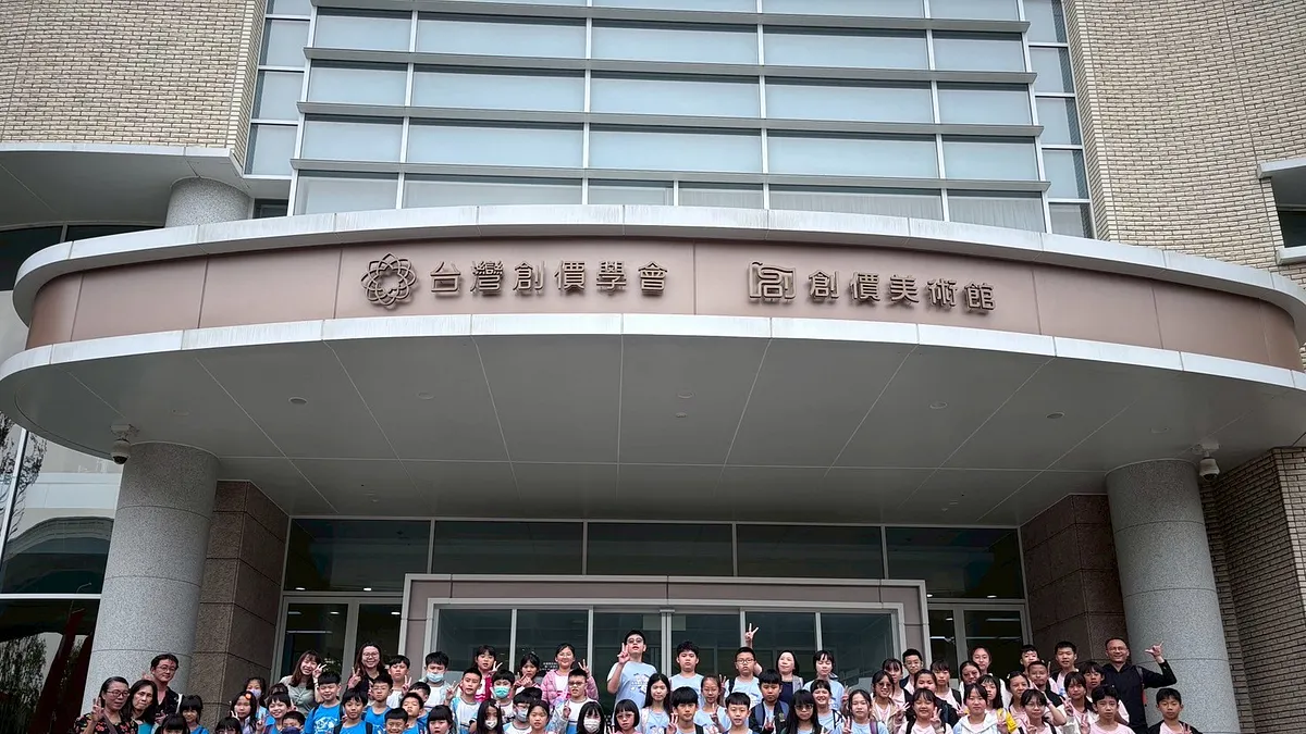 創價美術館將優質展品帶給民眾、讓藝術向下扎根,邀東隆國小觀賞浮世繪典藏展。(圖/創價美術館提供) 創價美術館將優質展品帶給民眾、讓藝術向下扎根,邀東隆國小觀賞浮世繪典藏展。(圖/創價美術館提供)