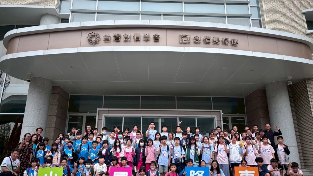 創價美術館將優質展品帶給民眾、讓藝術向下扎根,邀東隆國小觀賞浮世繪典藏展。(圖/創價美術館提供)