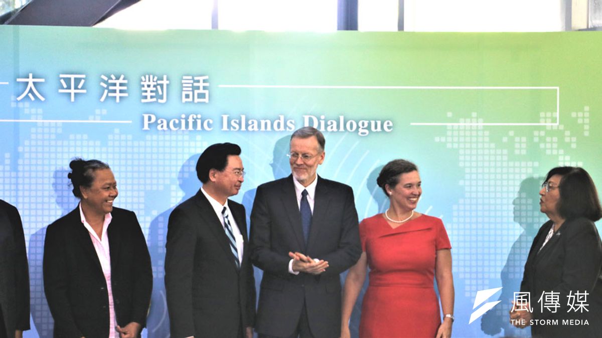 外交部長吳釗燮(左三)與美國主管太平洋事務副助卿孫曉雅(右二)為在台北舉行的「太平洋對話」揭開序幕。(簡恒宇攝) 外交部長吳釗燮(左三)與美國主管太平洋事務副助卿孫曉雅(右二)為在台北舉行的「太平洋對話」揭開序幕。(簡恒宇攝)