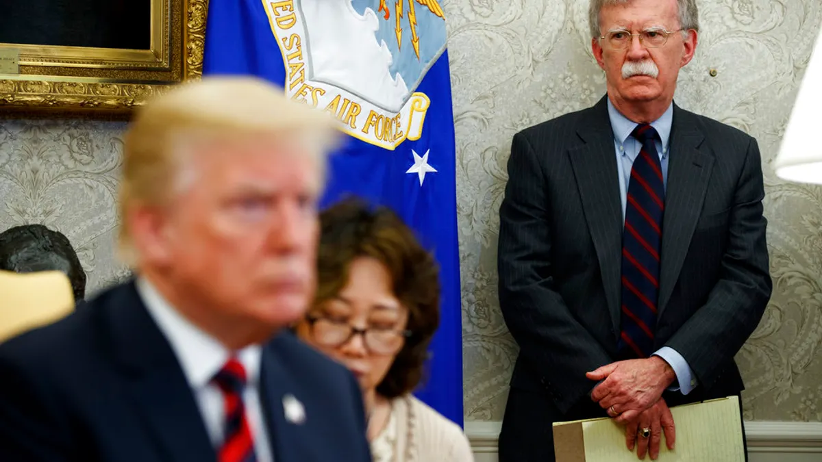 ボルトン氏(右)とトランプ氏(左)。(写真/AP通信提供) ボルトン氏(右)とトランプ氏(左)。(写真/AP通信提供)