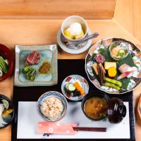 外務省の優秀公邸料理長表彰を受けた橋田大三氏が手掛ける「料理屋 大三」が、鎌倉・小町通りに移転。本格的な鯛めしをはじめとする日本料理と、古民家を生かした空間で日本の工芸文化を発信する。(「料理屋 大三」PR事務局提供) 外務省の優秀公邸料理長表彰を受けた橋田大三氏が手掛ける「料理屋 大三」が、鎌倉・小町通りに移転。本格的な鯛めしをはじめとする日本料理と、古民家を生かした空間で日本の工芸文化を発信する。(「料理屋 大三」PR事務局提供)