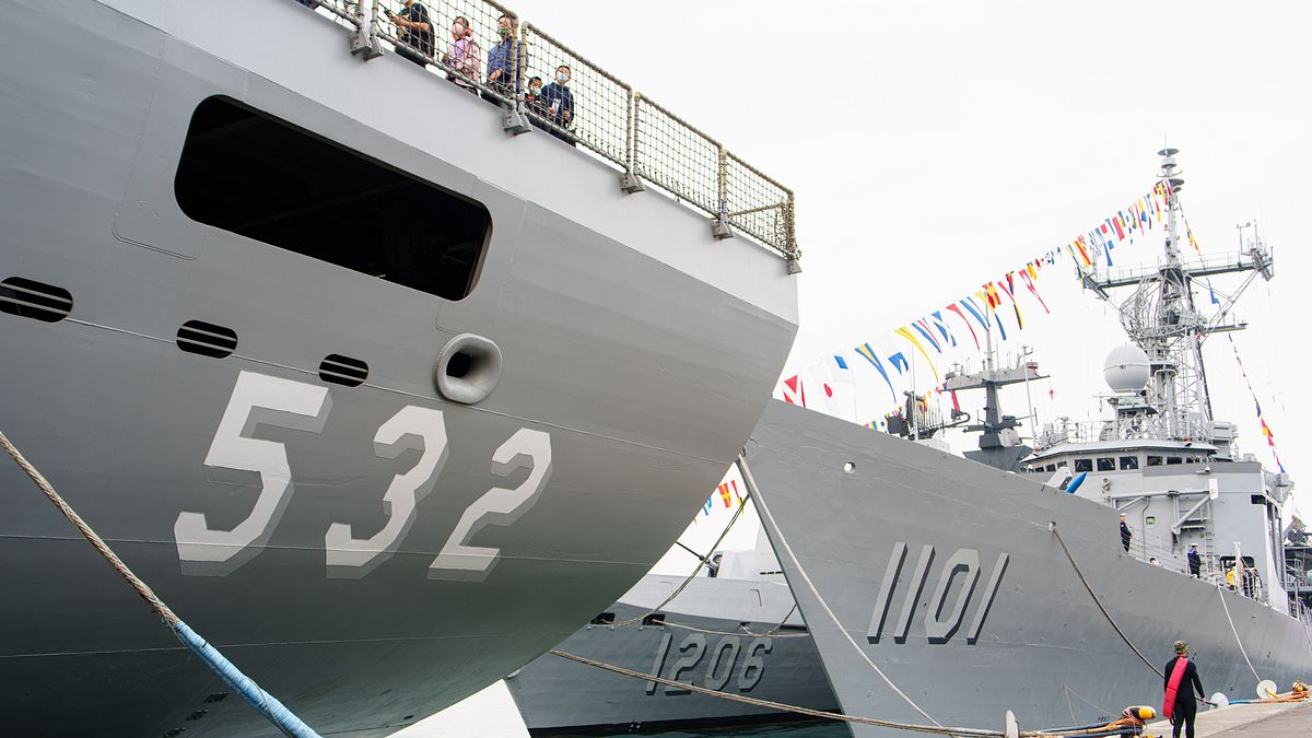 海軍113年敦睦支隊由磐石、成功、迪化等軍艦組成,納編艦均掛起全艦飾,開放國人登艦參觀。(傅啟禎攝) 海軍113年敦睦支隊由磐石、成功、迪化等軍艦組成,納編艦均掛起全艦飾,開放國人登艦參觀。(傅啟禎攝)