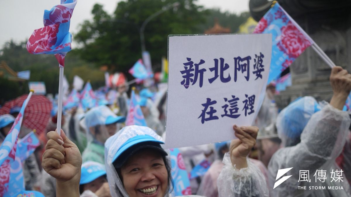 國民黨總統候選人朱立倫3日上午出席全國客家後援會成立大會,多位客家阿婆力挺(羅暐智攝) 國民黨總統候選人朱立倫3日上午出席全國客家後援會成立大會,多位客家阿婆力挺(羅暐智攝)