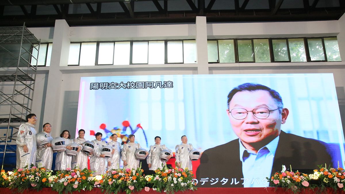 陽明交大新生開學典禮展現科技力,展示自主研發的阿凡達(avatar)數位分身,並以中、英、日三種語言向2060名新生致以歡迎。(圖/陽明交大提供) 陽明交大新生開學典禮展現科技力,展示自主研發的阿凡達(avatar)數位分身,並以中、英、日三種語言向2060名新生致以歡迎。(圖/陽明交大提供)