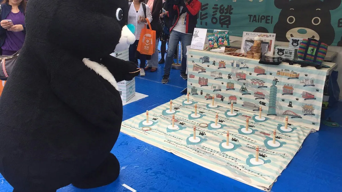 熊讚赴日本宣傳台北觀光,帶日本民眾者體驗套圈圈遊戲,氣氛熱絡(北市府)