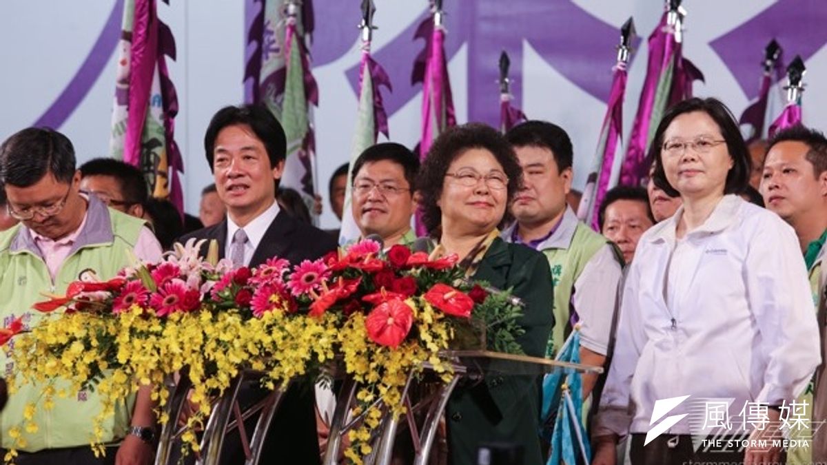 民進黨縣市長當選人賴清德(左二)、陳菊(左三)等11人,都呼籲總統馬英九釋放前總統陳水扁,國民黨籍現任台北市長郝龍斌也認為應讓扁保外就醫。(資料照片,林韶安攝) 民進黨縣市長當選人賴清德(左二)、陳菊(左三)等11人,都呼籲總統馬英九釋放前總統陳水扁,國民黨籍現任台北市長郝龍斌也認為應讓扁保外就醫。(資料照片,林韶安攝)