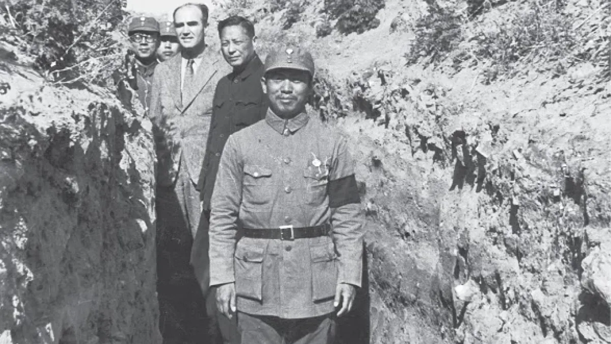 亨利‧魯斯穿西裝、打領帶到宋―蔣集團安排好的「前線」參觀。(Courtesy Henry Luce Foundation)