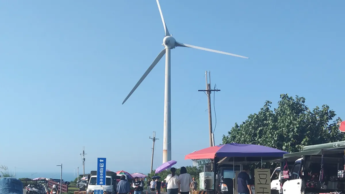 陸域風機除了噪音、眩影擾民,氣候變遷瞬間風力增強,風機葉片也可能掉落。圖為苗栗好望角風機下,遊客穿梭有公安風險。(圖/作者提供)