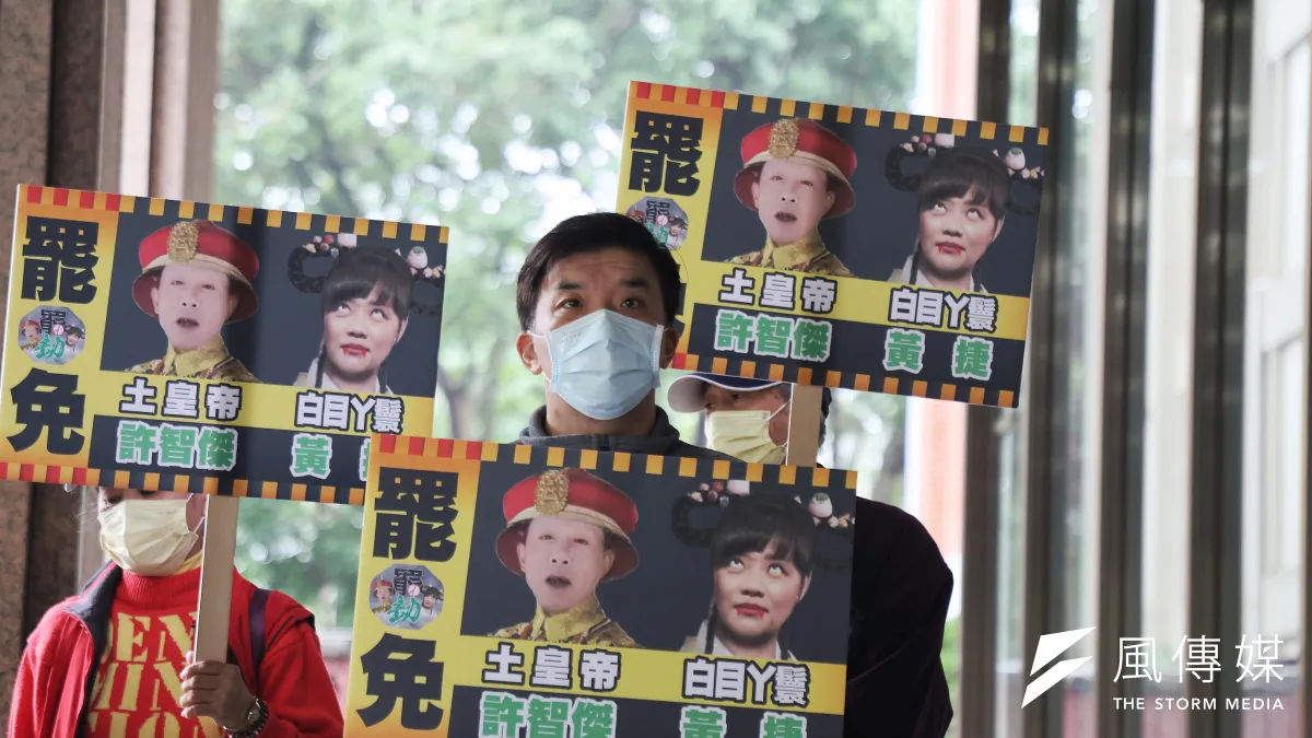 發動罷免高雄選區立委黃捷、許智傑的罷免團體13日到中選會遞件。(資料照,柯承惠攝)