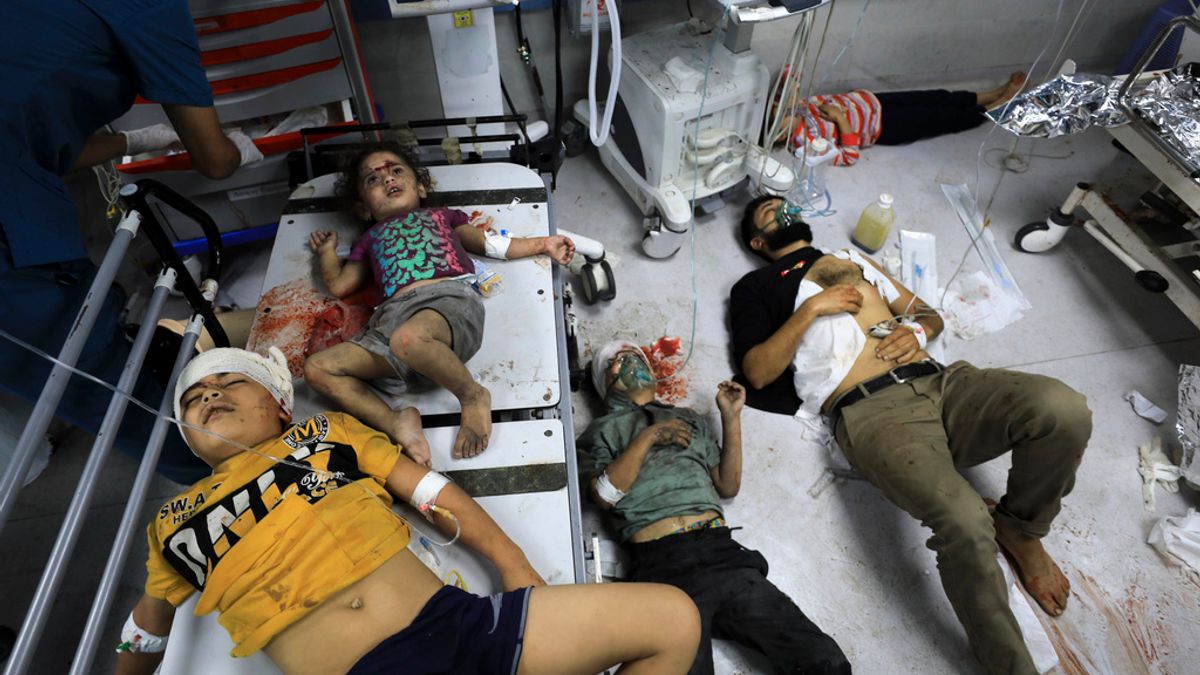 2023年10月23日,在以色列轟炸中受傷的巴勒斯坦人在加薩市希法醫院等待治療。(AP) 2023年10月23日,在以色列轟炸中受傷的巴勒斯坦人在加薩市希法醫院等待治療。(AP)