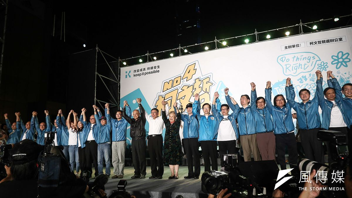 競選連任的台北市長柯文哲,10日下午起在主場、北市府外舉辦「#teamKP挺柯P」活動,下午4點起的活動,人潮逐漸湧入,截至晚間6點半,主辦單位表示已破萬人參與。(陳品佑攝) 競選連任的台北市長柯文哲,10日下午起在主場、北市府外舉辦「#teamKP挺柯P」活動,下午4點起的活動,人潮逐漸湧入,截至晚間6點半,主辦單位表示已破萬人參與。(陳品佑攝)