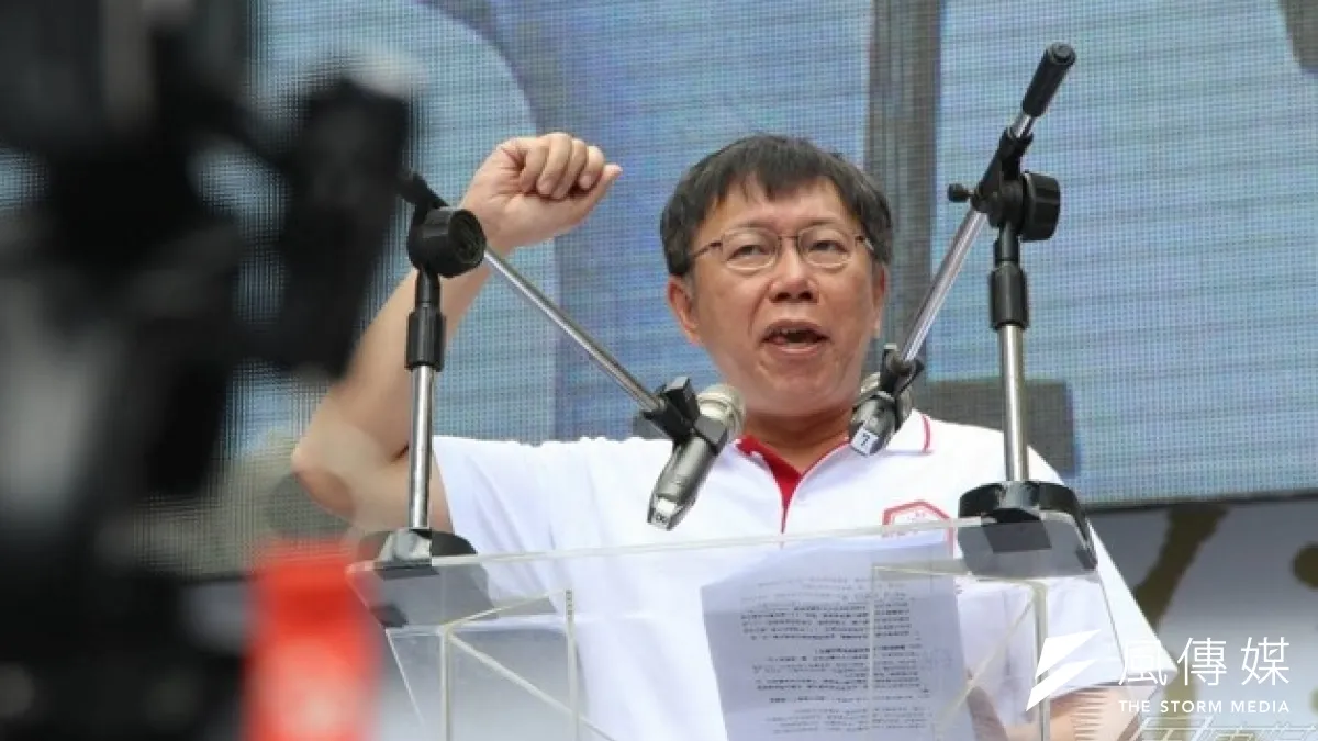 在野台北市長參選人柯文哲4日在競選總部成立大會上宣示,自己當選後不會加入任何政黨,也會要求政務首長也將全部退出政黨活動。(葉信菉攝)