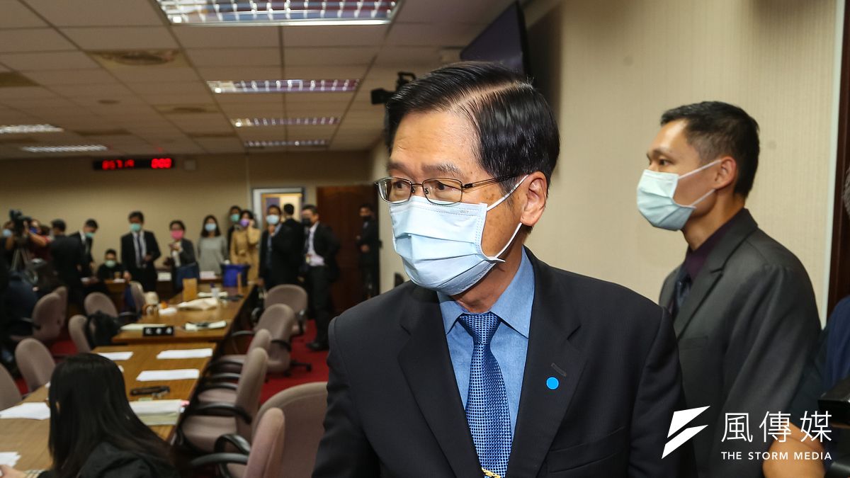 國防部長嚴德發2日出席立院外交國防委員會,針對F-16V戰機失聯事件進行說明。(顏麟宇攝) 國防部長嚴德發2日出席立院外交國防委員會,針對F-16V戰機失聯事件進行說明。(顏麟宇攝)