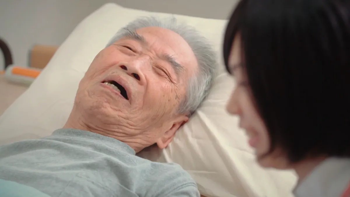 許多家庭都有「長男至上主義」的傳統觀念,認為父母的晚年應該由長男負責照顧。然而長男一肩扛下父母所需的醫療費用後,真正的照護責任卻是落到長媳的身上。(示意圖,非當事人/取自youtube)