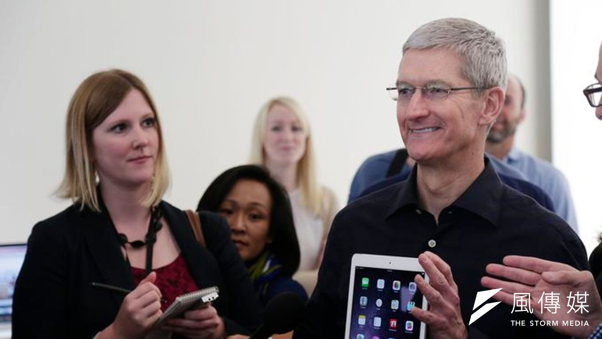 平板的高成長率降低,iPad的光環也逐漸消失,分析師預測今年其銷售量要大幅衰退3成。圖為蘋果執行長庫克手拿著最新的 iPad Air 2。(美聯社) 平板的高成長率降低,iPad的光環也逐漸消失,分析師預測今年其銷售量要大幅衰退3成。圖為蘋果執行長庫克手拿著最新的 iPad Air 2。(美聯社)
