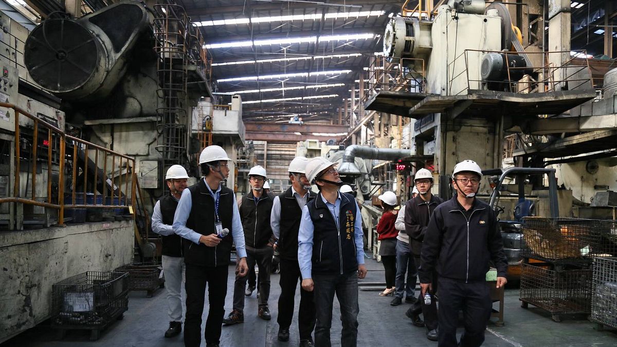 台中市府勞工局長吳威志到江興鍛壓工業股份有限公司進行無預警勞工檢查。(圖/台中市府勞工局提供) 台中市府勞工局長吳威志到江興鍛壓工業股份有限公司進行無預警勞工檢查。(圖/台中市府勞工局提供)