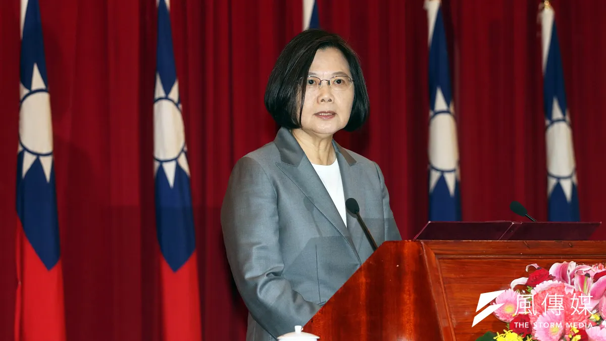 作者指出,總統蔡英文民調提升,與她在今年一月時對於習近平「告臺灣同胞書40周年」談話後「撿到槍」式的回應和香港「反送中」氛圍有關。換言之,國家認同生存,或所謂「臺灣人生存意識」又重新主導選戰的發展。(資料照,蘇仲泓攝)