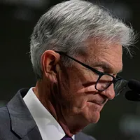 FRB議長パウエルが記者会見で「金利は高くない」と発言、市場のアナリストらの間で今年の利下げの可能性が外れる可能性が憶測された。(AP通信) FRB議長パウエルが記者会見で「金利は高くない」と発言、市場のアナリストらの間で今年の利下げの可能性が外れる可能性が憶測された。(AP通信)