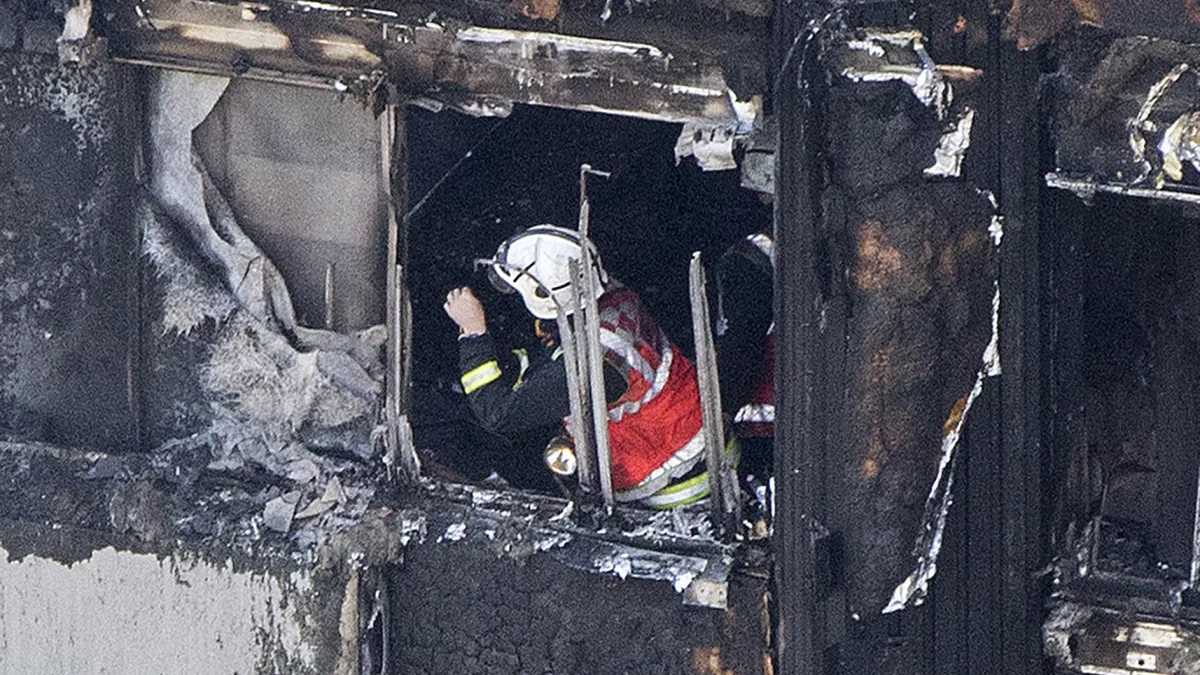 倫敦格倫費爾大樓(Grenfell Tower)大火造成慘重死傷,外牆隔熱板可能是禍因之一(AP)