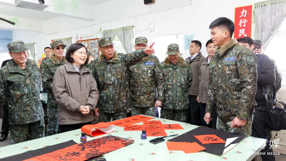 蔡英文上任後首度訪問馬祖,視察陸軍南竿守備大隊混砲連,了解炮彈設備,關心駐軍生活,並致贈國軍紅包加菜金。國軍、國防部、軍事。(軍聞社)
