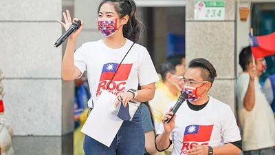 國民黨副發言人、年僅26歲的楊智伃(左),從幕後走向幕前,主持不少造勢場合。(楊智伃提供)
