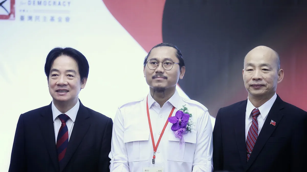 總統賴清德(右)、立法院長韓國瑜(左)10日出席「第20屆亞洲民主人權獎頒獎典禮」。(柯承惠攝) 總統賴清德(右)、立法院長韓國瑜(左)10日出席「第20屆亞洲民主人權獎頒獎典禮」。(柯承惠攝)