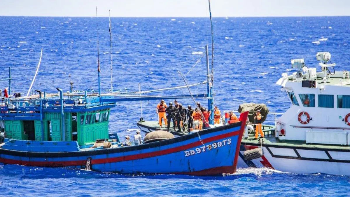 近期大陸漁船越界捕魚遭我海巡單位查獲,該船還強行衝撞攔檢的海巡基隆艦,導致該艦部分損毀。圖為海巡署艦隊於相關海域執行護漁任務。(資料照,海巡署提供)