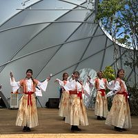 1970年大阪万博を機に世界へ広がった高知発祥の「よさこい」が、国内外17チームとともに大阪・関西万博に舞い戻った。(撮影 黃信維) 1970年大阪万博を機に世界へ広がった高知発祥の「よさこい」が、国内外17チームとともに大阪・関西万博に舞い戻った。(撮影 黃信維)