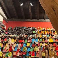 岩手県遠野市の遠野伝承園・御蚕神堂には約1,000体のオシラサマが安置され、娘と馬の悲恋に由来する民間信仰として今も受け継がれている。(写真/黃信維撮影) 岩手県遠野市の遠野伝承園・御蚕神堂には約1,000体のオシラサマが安置され、娘と馬の悲恋に由来する民間信仰として今も受け継がれている。(写真/黃信維撮影)