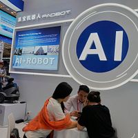 2025年4月16日、広州で開催された中国輸出入商品交易会にて、AIロボットの供給業者が顧客を待っている。(AP) 2025年4月16日、広州で開催された中国輸出入商品交易会にて、AIロボットの供給業者が顧客を待っている。(AP)